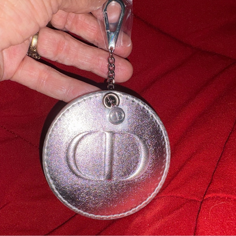 Dior VIP Shimmering Silver Compact mirror. - Picture 2 of 5